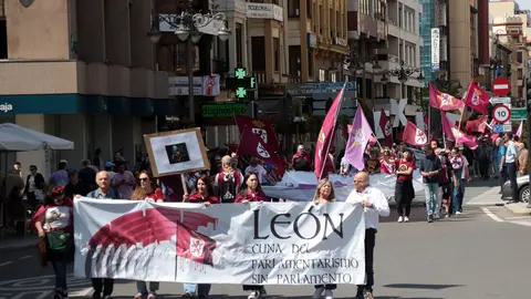 Más de un millar de personas asisten a la convocatoria de Conceyu País Llionés y Xuntanza Llionesista en León. Foto: Peio García.