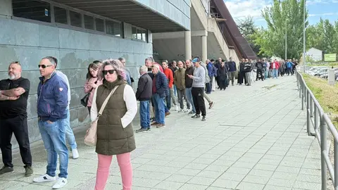 Cientos de aficionados hacen cola en el estadio Reino de León para hacerse con una entrada para el decisivo Cultural-Andorra. Fotos: Carlos García