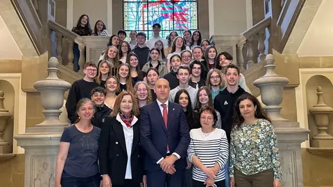 Imagen de un instante de la recepción al grupo de estudiantes franceses de intercambio en el Colegio Divina Pastora.