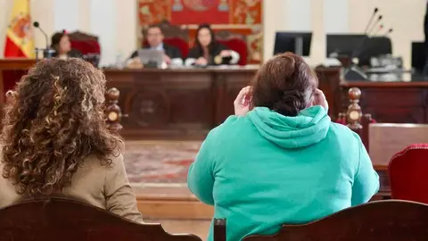 La 'reina de la burundanga' y familiares de las víctimas se enfrentan ante las cámaras de televisión en una nueva jornada del juicio en la Audiencia Provincial. Foto: Campillo