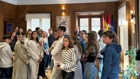 Imagen de un instante de la recepción al grupo de estudiantes franceses de intercambio en el Colegio Divina Pastora.