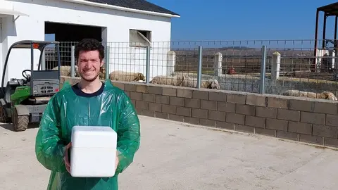 El investigador de la Universidad de León, Giulio Galli, en las instalaciones del IGM.