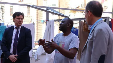 Diputación y Ayuntamiento visitan distintos centros de San Juan de Dios para personas sin hogar en Barcelona.