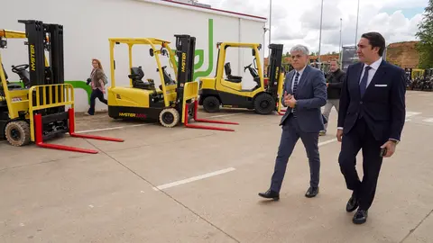 El consejero de Medio Ambiente, Vivienda y Ordenación del Territorio, Juan Carlos Suárez-Quiñones, inaugura las nuevas instalaciones de la empresa GAM. Foto: Campillo.