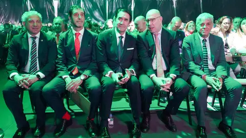 Inauguración de las nuevas instalaciones de la empresa GAM en el municipio de Villamañán (León). En la imagen (IaD) el delegado del Gobierno, Nicanor Sen; el presidente de GAM, Pedro Luis Fernández; el consejero de Medio Ambiente, Vivienda y Ordenación del Territorio, Juan CArlos Suárez-Quiñones; el viceconsejero de Economía, Carlos Martín Tobalina, y el delegado territorial de la Junta, Eduardo Diego. Foto: Campillo.