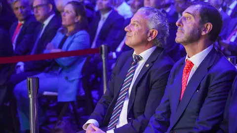 El delegado del Gobierno, Nicanor Sen, entre otras autoridades, participa el el acto de inauguración de las nuevas instalaciones de la empresa GAM en el municipio de Villamañán (León). Junto a él, el presidente de GAM, Pedro Luis Fernández. Foto: Campillo.