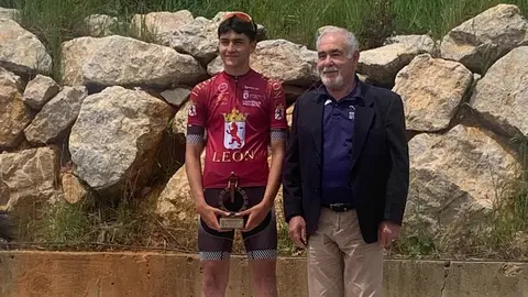 El V Trofeo Ciclista Senén Blanco consagra a las jóvenes promesas en Garrafe de Torío. Más de un centenar de corredores recorrieron los 59 exigentes kilómetros del campeonato provincial cadete, puntuable para el Trofeo Castilla y León.