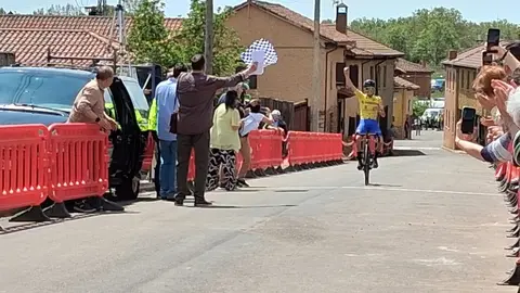El V Trofeo Ciclista Senén Blanco consagra a las jóvenes promesas en Garrafe de Torío. Más de un centenar de corredores recorrieron los 59 exigentes kilómetros del campeonato provincial cadete, puntuable para el Trofeo Castilla y León.