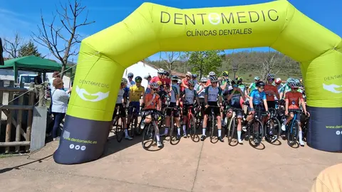 El V Trofeo Ciclista Senén Blanco consagra a las jóvenes promesas en Garrafe de Torío. Más de un centenar de corredores recorrieron los 59 exigentes kilómetros del campeonato provincial cadete, puntuable para el Trofeo Castilla y León.