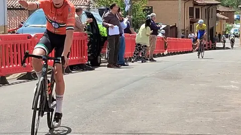 El V Trofeo Ciclista Senén Blanco consagra a las jóvenes promesas en Garrafe de Torío. Más de un centenar de corredores recorrieron los 59 exigentes kilómetros del campeonato provincial cadete, puntuable para el Trofeo Castilla y León.