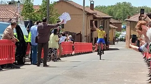 El V Trofeo Ciclista Senén Blanco consagra a las jóvenes promesas en Garrafe de Torío. Más de un centenar de corredores recorrieron los 59 exigentes kilómetros del campeonato provincial cadete, puntuable para el Trofeo Castilla y León.