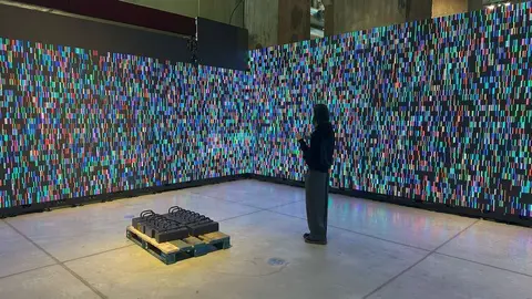 Imagen de los preparativos de la exposición de Sorolla en la Térmica Cultural.