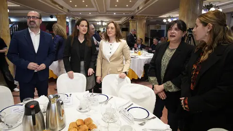 La consejera de Agricultura, Ganadería y Desarrollo Rural, María González Corral (C), junto al alcalde de Ponferrada, Marco Morala, la presidenta de Edigrup, Adriana Ulibarri (2I), y la consejera comarcal, Lucia Osorio (2D), durante el Club de Prensa de El Mundo Castilla y León titulado ‘La fuerza del sector agrario en Castilla y León’, organizado por el Consejo Económico y Social de Castilla y León que se celebra en Ponferrada. Foto: César Sánchez.