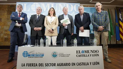 (I a D): El director del el diario El Mundo de Castilla y León, Pablo Lago; el presidente del Consejo Económico y Social de Castilla y León, Enrique Cabrero; la consejera de Agricultura, Ganadería y Desarrollo Rural, María González Corral, el presidente de Asaja Castilla y León, Donaciano Dujo; el secretario general de UPA-COAG, Aurelio González; y el coordinador de la Unión de Campesinos de Castilla y León, UCCL, Jesús Manuel González Palacín, durante el Club de Prensa de El Mundo Castilla y León titulado ‘La fuerza del sector agrario en Castilla y León’ que se celebra en Ponferrada. Foto: César Sánchez.