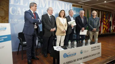 (I a D): El director del el diario El Mundo de Castilla y León, Pablo Lago; el presidente del Consejo Económico y Social de Castilla y León, Enrique Cabrero; la consejera de Agricultura, Ganadería y Desarrollo Rural, María González Corral, el presidente de Asaja Castilla y León, Donaciano Dujo; el secretario general de UPA-COAG, Aurelio González; y el coordinador de la Unión de Campesinos de Castilla y León, UCCL, Jesús Manuel González Palacín, durante el Club de Prensa de El Mundo Castilla y León titulado ‘La fuerza del sector agrario en Castilla y León’ que se celebra en Ponferrada. Foto: César Sánchez.