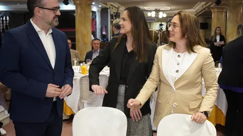 La consejera de Agricultura, Ganadería y Desarrollo Rural, María González Corral (D), junto al alcalde de Ponferrada, Marco Morala, la presidenta de Edigrup, Adriana Ulibarri (C), durante el Club de Prensa de El Mundo Castilla y León titulado ‘La fuerza del sector agrario en Castilla y León’, organizado por el Consejo Económico y Social de Castilla y León que se celebra en Ponferrada. Foto: César Sánchez.