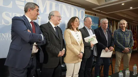 (I a D): El director del el diario El Mundo de Castilla y León, Pablo Lago; el presidente del Consejo Económico y Social de Castilla y León, Enrique Cabrero; la consejera de Agricultura, Ganadería y Desarrollo Rural, María González Corral, el presidente de Asaja Castilla y León, Donaciano Dujo; el secretario general de UPA-COAG, Aurelio González; y el coordinador de la Unión de Campesinos de Castilla y León, UCCL, Jesús Manuel González Palacín, durante el Club de Prensa de El Mundo Castilla y León titulado ‘La fuerza del sector agrario en Castilla y León’ que se celebra en Ponferrada. Foto: César Sánchez.