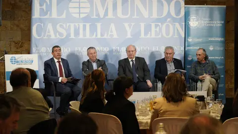 (I a D): El director del diario El Mundo de Castilla y León, Pablo Lago; el presidente del Consejo Económico y Social de Castilla y León, Enrique Cabrero; el presidente de Asaja Castilla y León, Donaciano Dujo; el secretario general de UPA-COAG, Aurelio González; y el coordinador de la Unión de Campesinos de Castilla y León, UCCL, Jesús Manuel González Palacín, durante el Club de Prensa de El Mundo Castilla y León titulado ‘La fuerza del sector agrario en Castilla y León’ que se celebra en Ponferrada. Foto: César Sánchez.