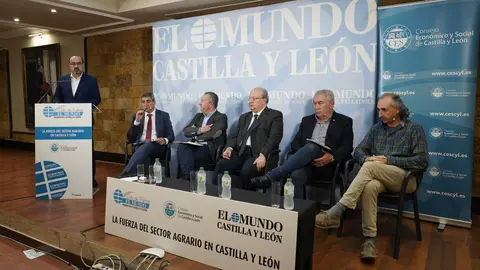 (I a D): El alcalde de Ponferrada, Marco Morala; el director del diario El Mundo de Castilla y León, Pablo Lago; el presidente del Consejo Económico y Social de Castilla y León, Enrique Cabrero; el presidente de Asaja Castilla y León, Donaciano Dujo; el secretario general de UPA-COAG, Aurelio González; y el coordinador de la Unión de Campesinos de Castilla y León, UCCL, Jesús Manuel González Palacín, durante el Club de Prensa de El Mundo Castilla y León titulado ‘La fuerza del sector agrario en Castilla y León’ que se celebra en Ponferrada. Foto: César Sánchez.