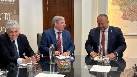 El presidente de la Diputación de León, Gerardo Álvarez Courel, y los vicepresidentes Roberto Aller y Valentín Martínez reciben al consejero de Movilidad y Transformación Digital, José Luis Sanz Merino, para abordar el convenio sobre Territorio Rural Inteligente y la mejora de la TDT. Foto: Campillo.