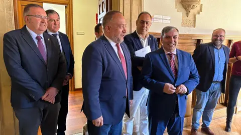 El presidente de la Diputación de León, Gerardo Álvarez Courel, y los vicepresidentes Roberto Aller y Valentín Martínez reciben al consejero de Movilidad y Transformación Digital, José Luis Sanz Merino, para abordar el convenio sobre Territorio Rural Inteligente y la mejora de la TDT. Foto: Campillo.