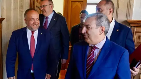 El presidente de la Diputación de León, Gerardo Álvarez Courel, y los vicepresidentes Roberto Aller y Valentín Martínez reciben al consejero de Movilidad y Transformación Digital, José Luis Sanz Merino, para abordar el convenio sobre Territorio Rural Inteligente y la mejora de la TDT. Foto: Campillo.