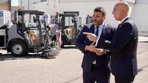 El alcalde de León, José Antonio Diez, y el concejal de Limpieza y Residuos, Jon Fernández, presentan nuevos vehículos para el Servicio de Limpieza. Fotos: Campillo