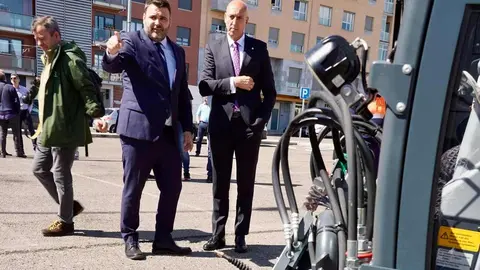 El alcalde de León, José Antonio Diez, y el concejal de Limpieza y Residuos, Jon Fernández, presentan nuevos vehículos para el Servicio de Limpieza. Fotos: Campillo