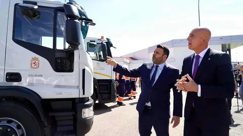 El alcalde de León, José Antonio Diez, y el concejal de Limpieza y Residuos, Jon Fernández, presentan nuevos vehículos para el Servicio de Limpieza. Fotos: Campillo