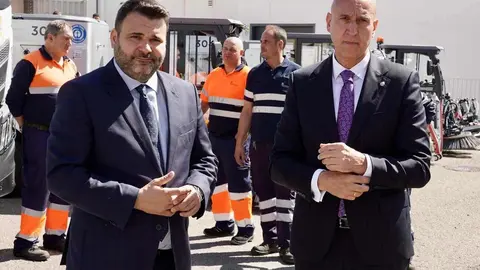 El alcalde de León, José Antonio Diez, y el concejal de Limpieza y Residuos, Jon Fernández, presentan nuevos vehículos para el Servicio de Limpieza. Fotos: Campillo