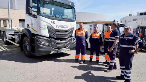 El alcalde de León, José Antonio Diez, y el concejal de Limpieza y Residuos, Jon Fernández, presentan nuevos vehículos para el Servicio de Limpieza. Fotos: Campillo