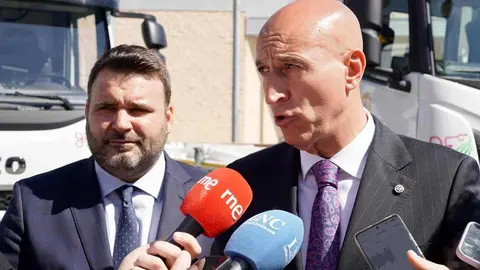 El alcalde de León, José Antonio Diez, y el concejal de Limpieza y Residuos, Jon Fernández, presentan nuevos vehículos para el Servicio de Limpieza. Fotos: Campillo