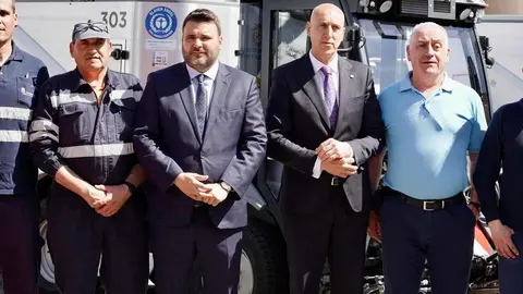 El alcalde de León, José Antonio Diez, y el concejal de Limpieza y Residuos, Jon Fernández, presentan nuevos vehículos para el Servicio de Limpieza. Fotos: Campillo