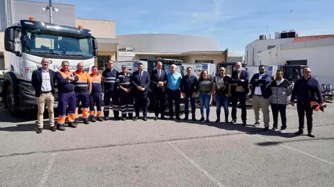 El alcalde de León, José Antonio Diez, y el concejal de Limpieza y Residuos, Jon Fernández, presentan nuevos vehículos para el Servicio de Limpieza. Fotos: Campillo