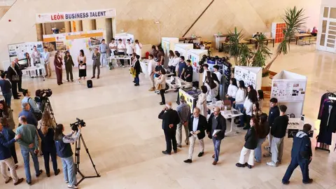 Estudiantes de la ULE presentan más de una veintena de innovadoras ideas de negocio en la feria 'León Business Talent'.