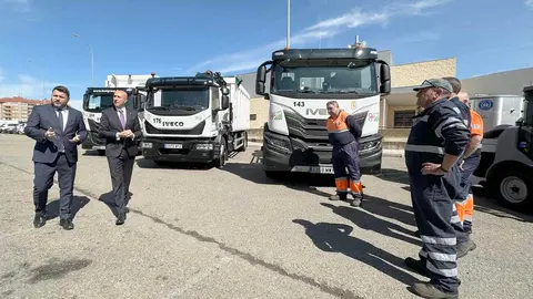 El alcalde de León, José Antonio Diez, y el concejal de Limpieza y Residuos, Jon Fernández, presentan nuevos vehículos para el Servicio de Limpieza. Foto: Ayuntamiento de León
