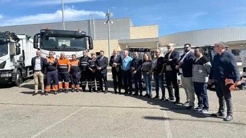 El alcalde de León, José Antonio Diez, y el concejal de Limpieza y Residuos, Jon Fernández, presentan nuevos vehículos para el Servicio de Limpieza. Foto: Ayuntamiento de León