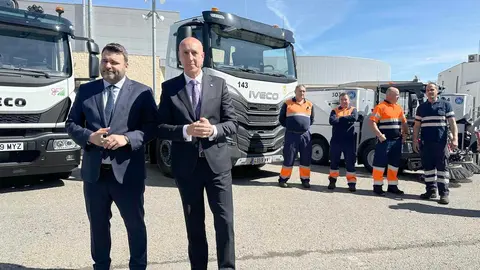 El alcalde de León, José Antonio Diez, y el concejal de Limpieza y Residuos, Jon Fernández, presentan nuevos vehículos para el Servicio de Limpieza. Foto: Ayuntamiento de León