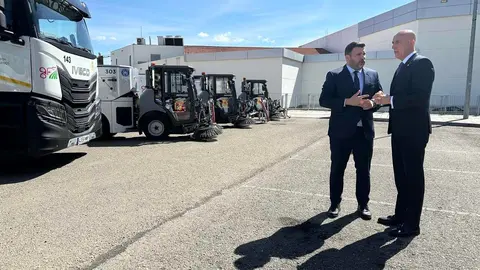 El alcalde de León, José Antonio Diez, y el concejal de Limpieza y Residuos, Jon Fernández, presentan nuevos vehículos para el Servicio de Limpieza. Foto: Ayuntamiento de León