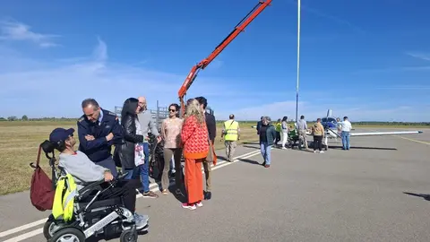 Una veintena de usuarios con movilidad reducida del CRE de San Andrés viven su bautizo de aire desde la Academia Básica del Aire, en una experiencia que conjuga emoción, libertad y compromiso social.