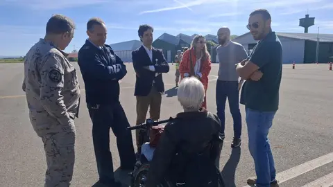 Una veintena de usuarios con movilidad reducida del CRE de San Andrés viven su bautizo de aire desde la Academia Básica del Aire, en una experiencia que conjuga emoción, libertad y compromiso social.
