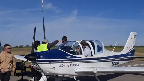 Una veintena de usuarios con movilidad reducida del CRE de San Andrés viven su bautizo de aire desde la Academia Básica del Aire, en una experiencia que conjuga emoción, libertad y compromiso social.