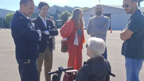 Una veintena de usuarios con movilidad reducida del CRE de San Andrés viven su bautizo de aire desde la Academia Básica del Aire, en una experiencia que conjuga emoción, libertad y compromiso social.