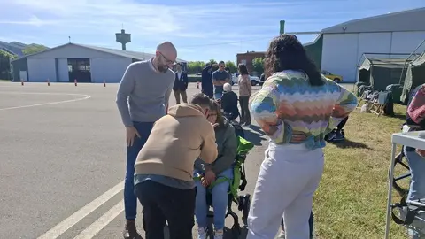 Una veintena de usuarios con movilidad reducida del CRE de San Andrés viven su bautizo de aire desde la Academia Básica del Aire, en una experiencia que conjuga emoción, libertad y compromiso social.