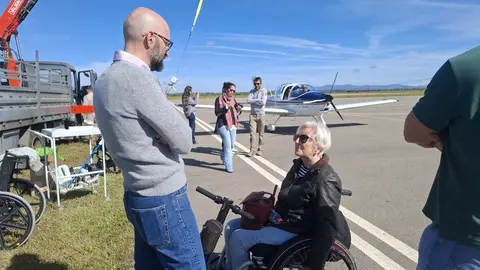 Una veintena de usuarios con movilidad reducida del CRE de San Andrés viven su bautizo de aire desde la Academia Básica del Aire, en una experiencia que conjuga emoción, libertad y compromiso social.