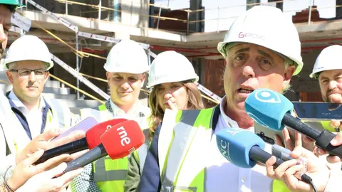 La rectora de la Universidad de León visita las obras de la Casa del Estudiante.