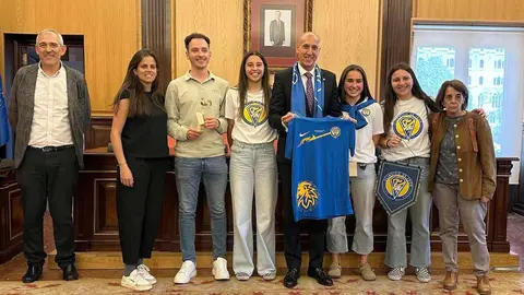 El Ayuntamiento, la Universidad y la Diputación de León rinden homenaje al equipo tras su histórico ascenso a Segunda RFEF y subrayan su papel como referente deportivo y social