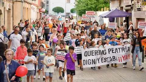 La Plataforma de Familiares lidera una protesta multitudinaria que exige una atención pediátrica digna en el centro de salud de la comarca