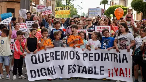 La Plataforma de Familiares lidera una protesta multitudinaria que exige una atención pediátrica digna en el centro de salud de la comarca