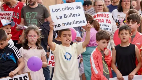 La Plataforma de Familiares lidera una protesta multitudinaria que exige una atención pediátrica digna en el centro de salud de la comarca